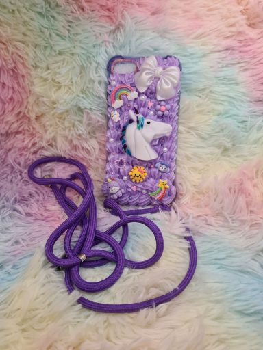 Decoden Handyhülle mit Pferden und Regenbögen in Lila mit Handykette