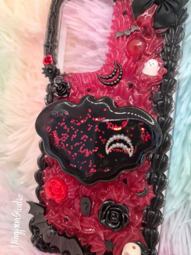 Decoden Gothic Handyhülle mit Fledermaus  in Rot und Schwarz gehalten