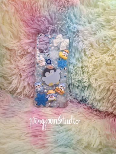 Decoden Handyhülle in blass blau mit Pinguinen und Handyhalter