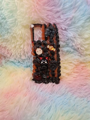 Decoden Handyhülle im süßen Horror Halloween Stil gehalten in rot und schwarz mit Fledermäusen