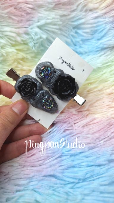 Haarclips in grau mit schwarzen Rosen