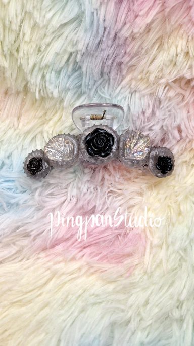 Haarklammer mit schwarzen Rosen in Grau