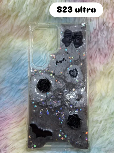 Ästhetische Resin Hülle in Grau mit schwarzenFledermäusen und Rosen