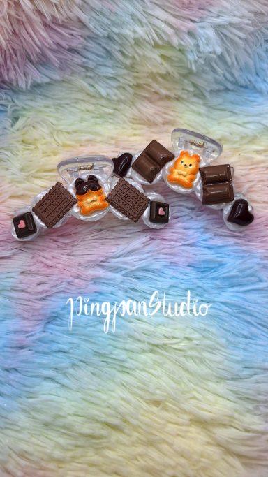 Haarklammer mit Schokolade und Keksen