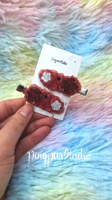 Haarclips in rot mit roten Rosen und weißen Blumen